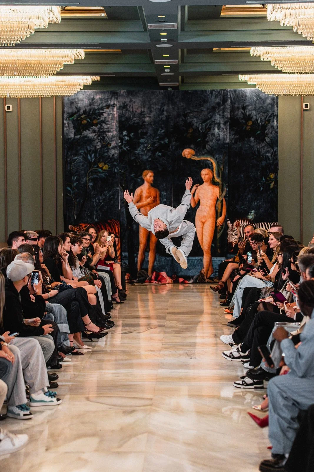 Look durante la gallery PERFECT Milano Fashion Week 2K25