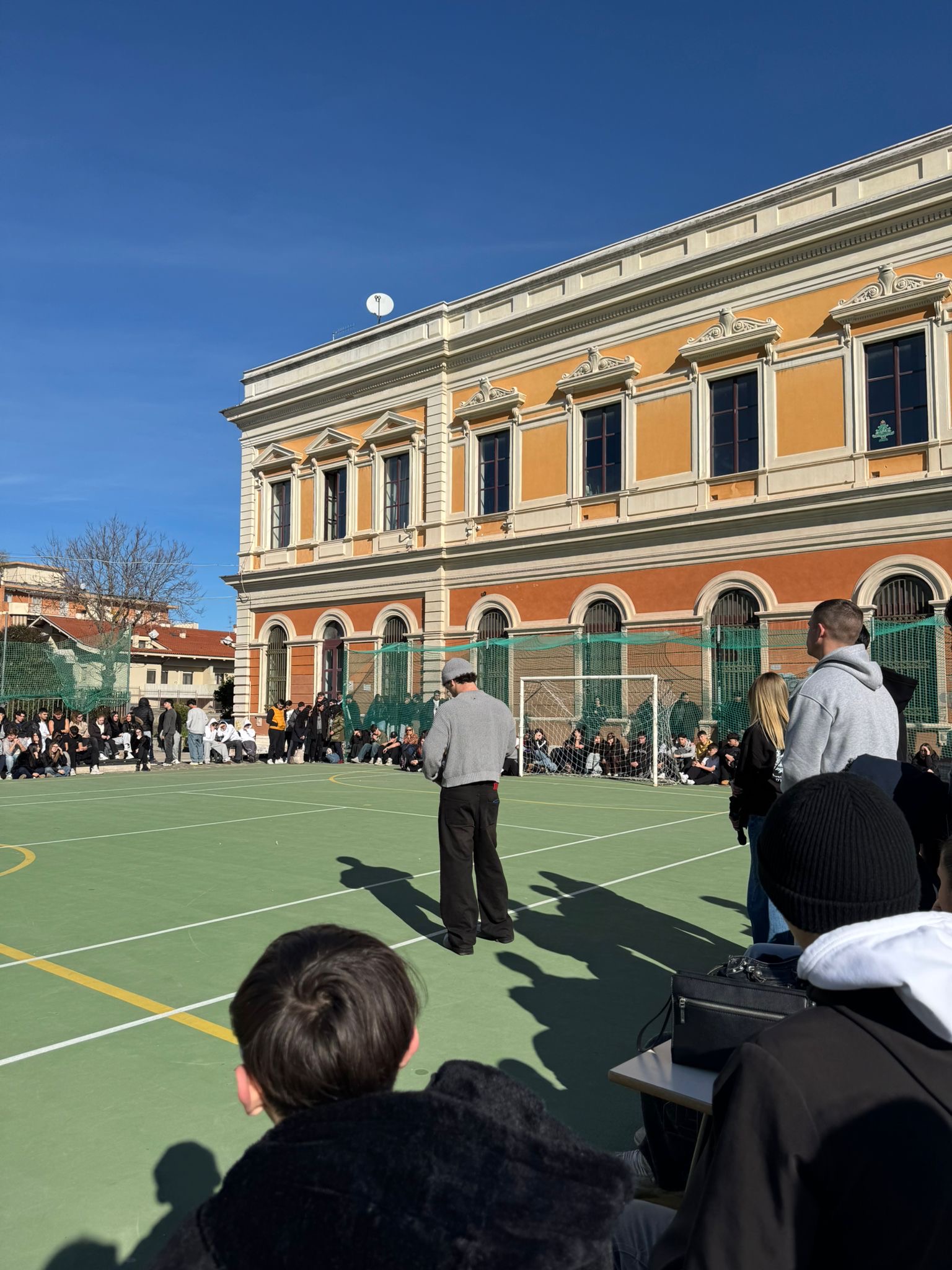 Stefano Orecchioni durante un intervento presso la scuola superiore